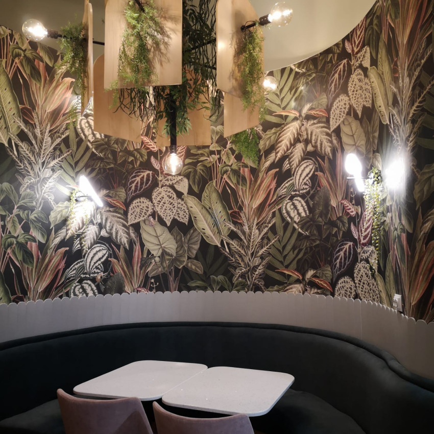 Tapet Mischievous Monkeys, Lush, cu design tropical vibrant, featuring maimuțe jucause ascunse printre frunzele luxuriante.