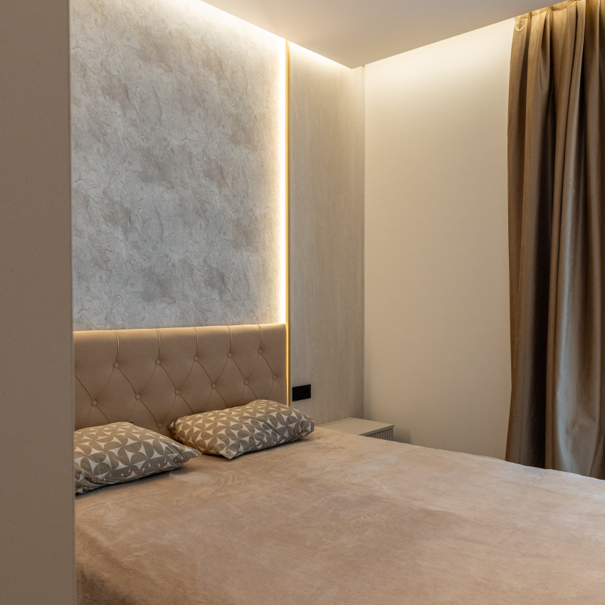 Tapet texturat cu aspect de piatră într-un decor interior