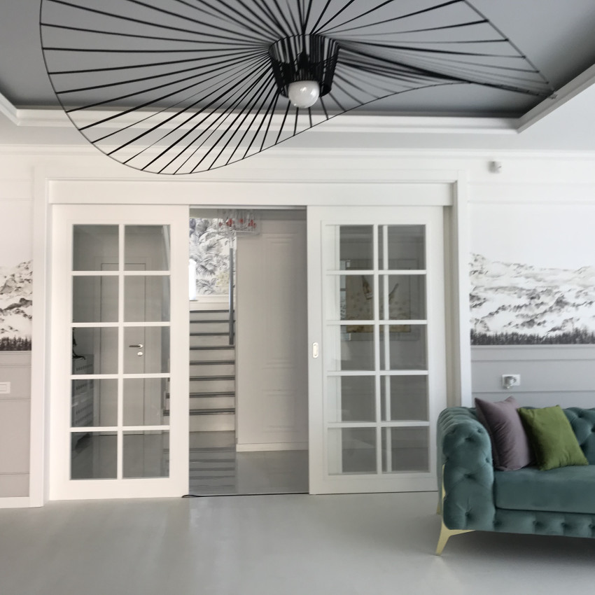 Tapet 3D Hope Mountains cu design minimalist, cu munți acoperiți de nori și copaci.