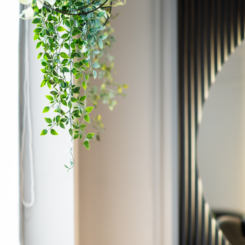 Panou decorativ riflat 3D negru într-un living modern