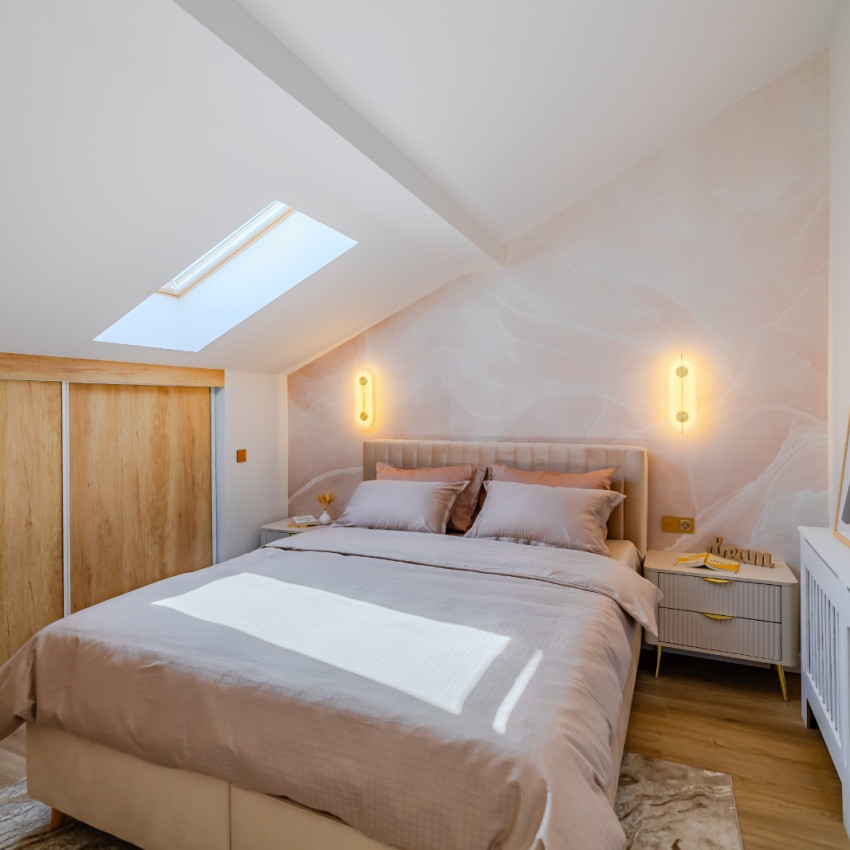 Fototapet cu aspect de marmură blush într-un living modern