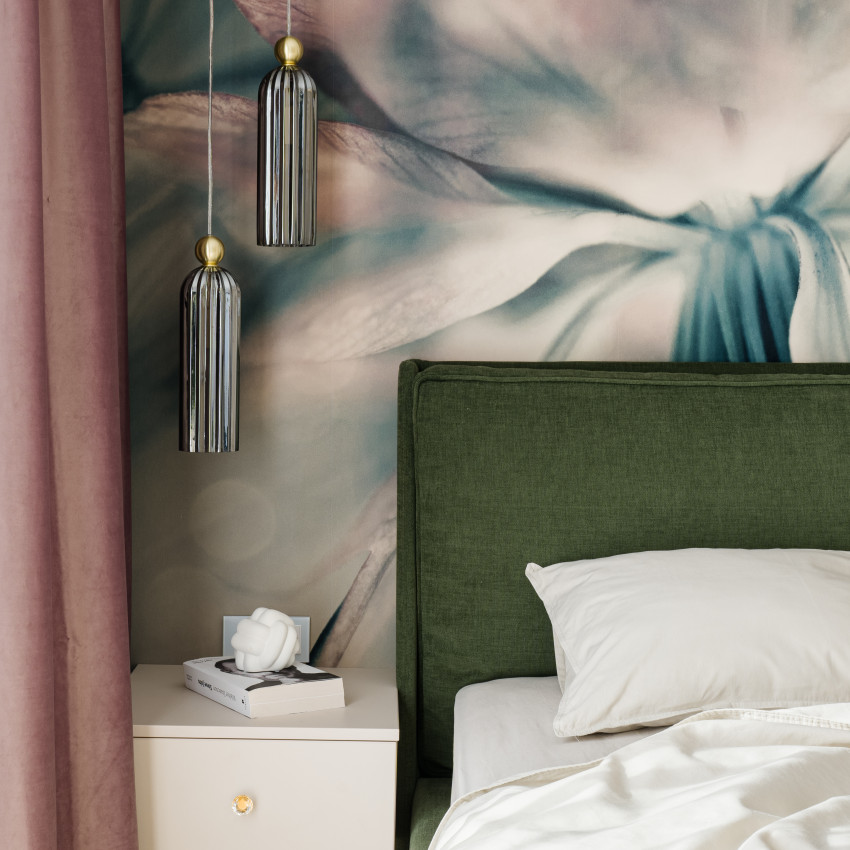 Wallpaper floral vintage cu flori delicate, perfect pentru un dormitor sau salon.