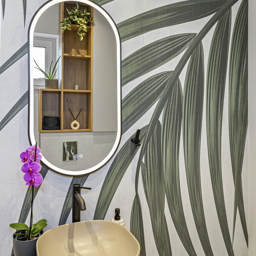 Tapet cu frunze de palmier Gentle Leaves - Imagine cu o baie modernă cu tapetul aplicat pe perete