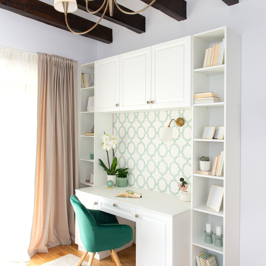 Tapet lavabil Wilma Green, cu un design modern, care prezintă un model rafinat de frunze verzi pe un fundal crem.