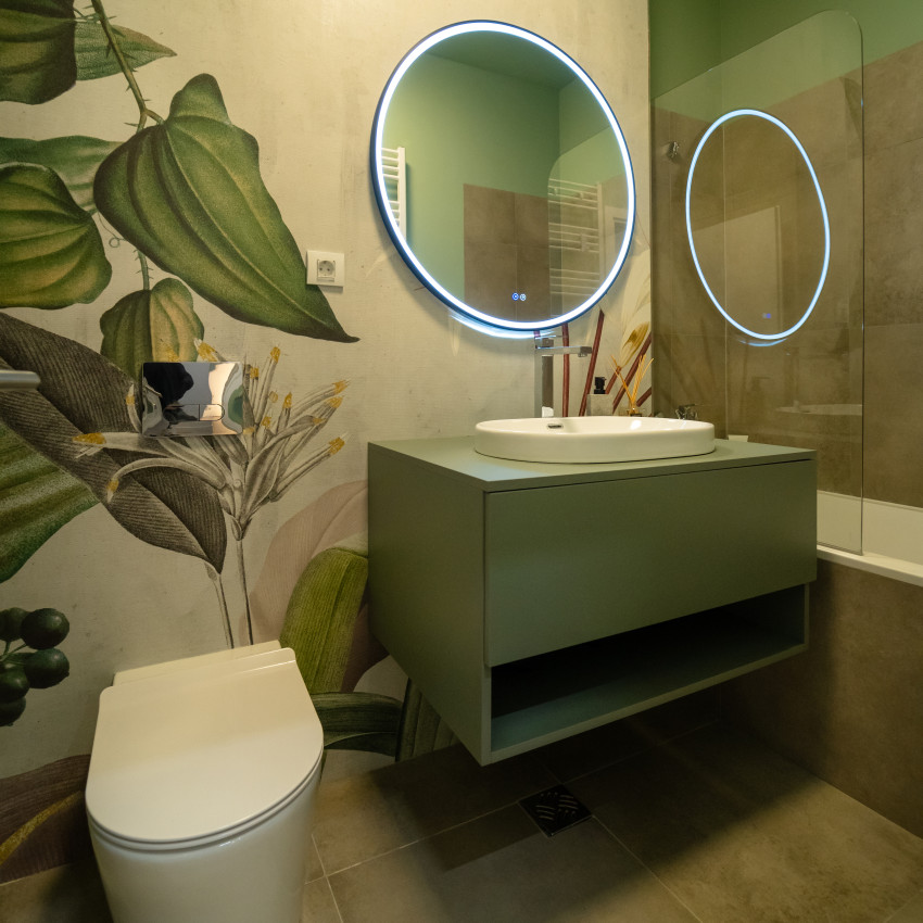 Tapet modern Elegant Flora, cu un design floral tropical, cu frunze bogate, flori albe delicate și o pasăre exotică colorată.
