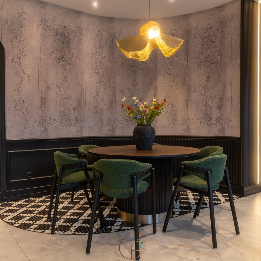 Tapet Boucler Stucco Light cu un design floral elegant, pe un fundal texturat