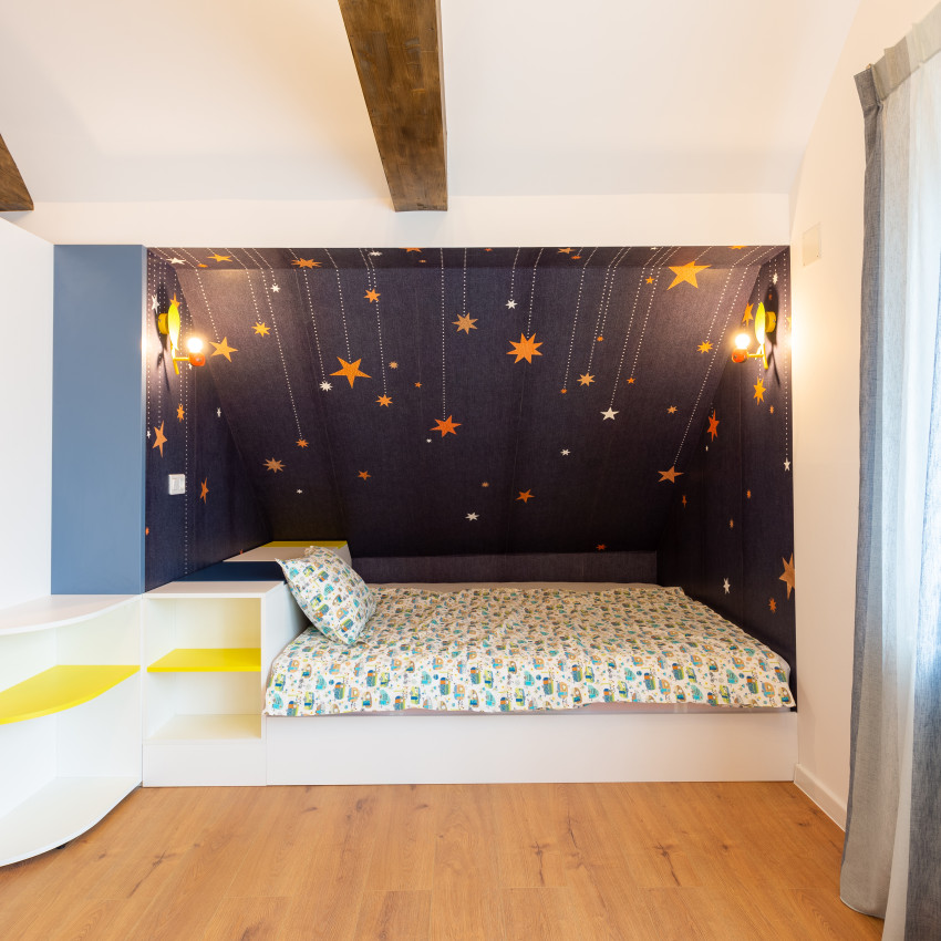 Tapet cu stele aurii si albe pe un fundal albastru inchis.
