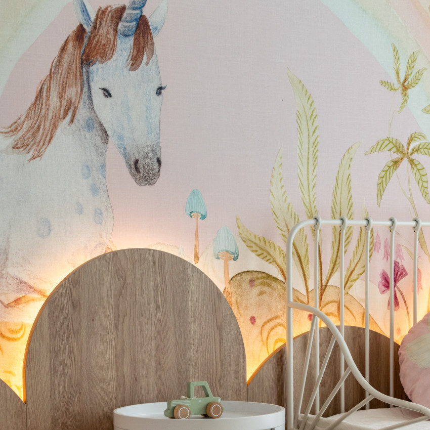 Tapet cu un unicorn, copaci cu fructe și un curcubeu