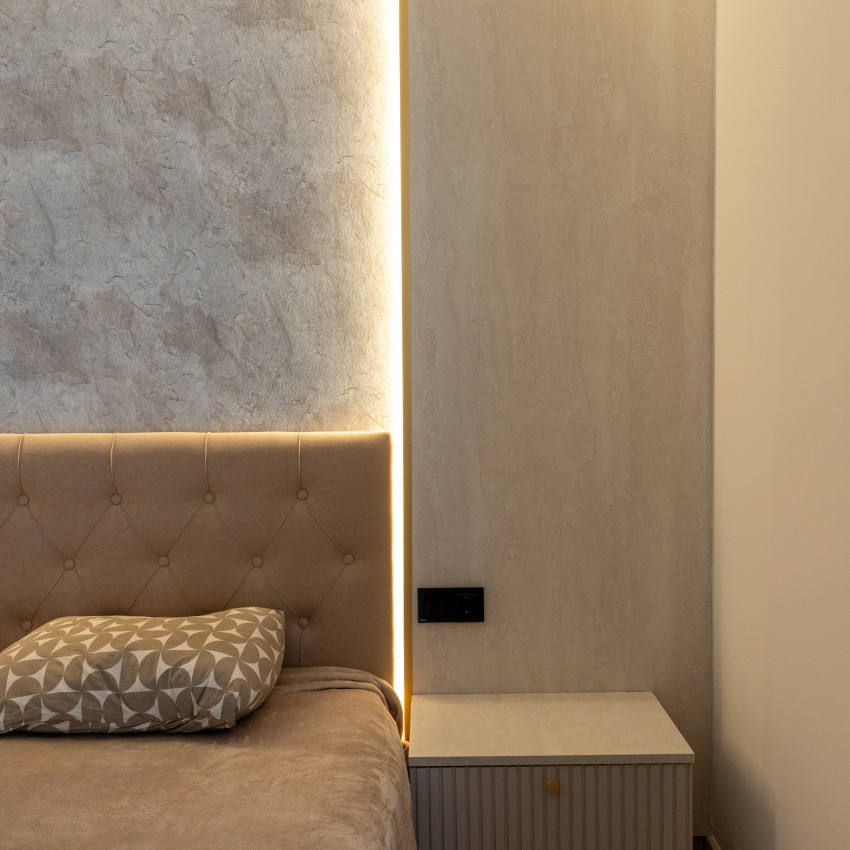 Tapet texturat cu aspect de piatră într-un decor interior