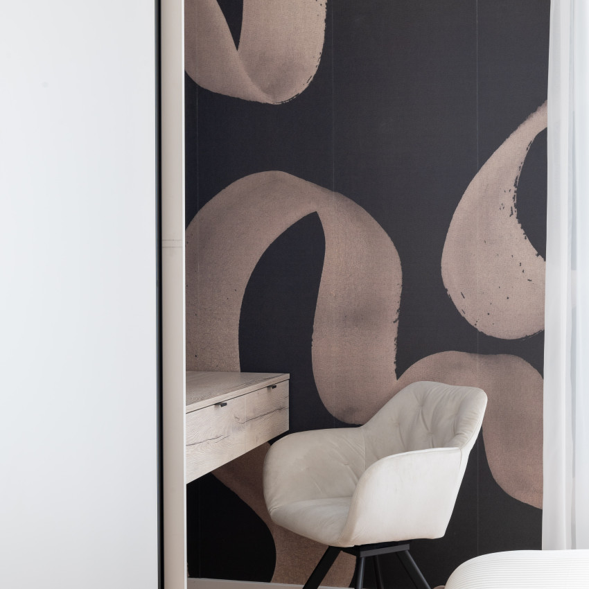 Tapet cu model valuri negre într-un dormitor modern