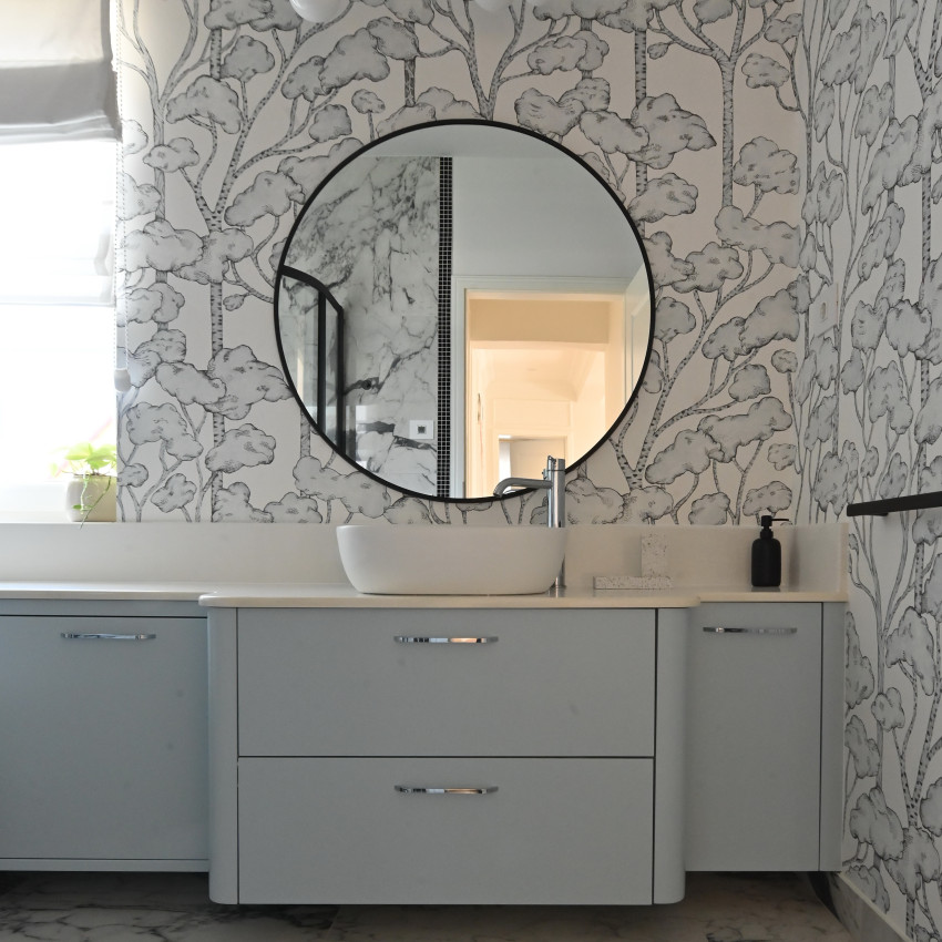 Tapet cu design minimalist cu copaci fini pe un fundal alb