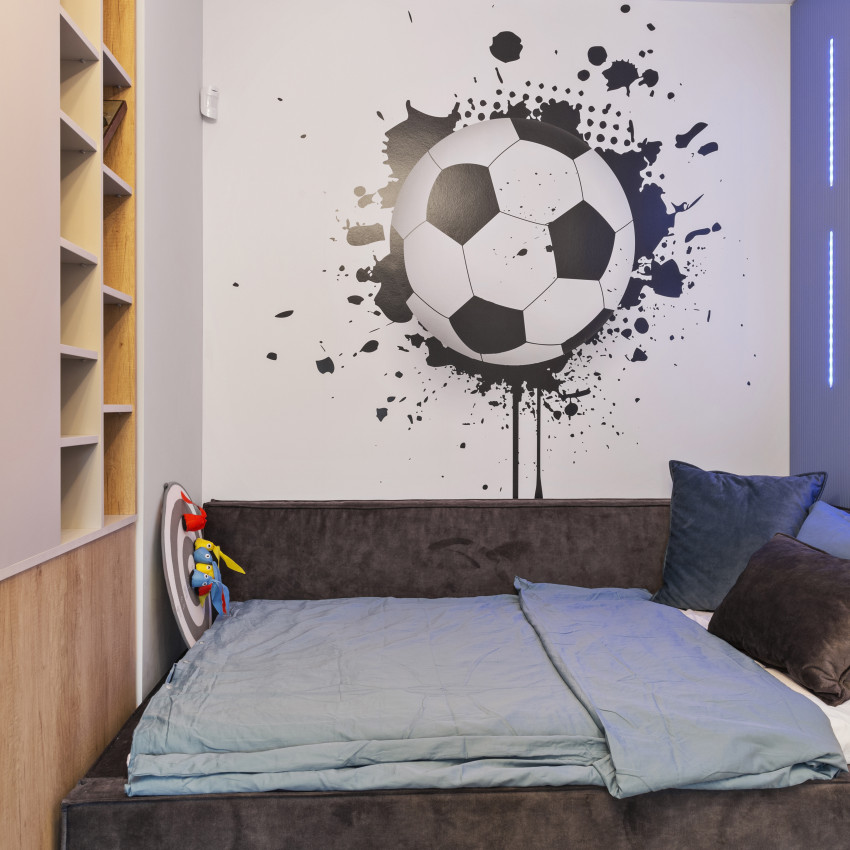 Fototapet cu minge de fotbal spargand un perete
