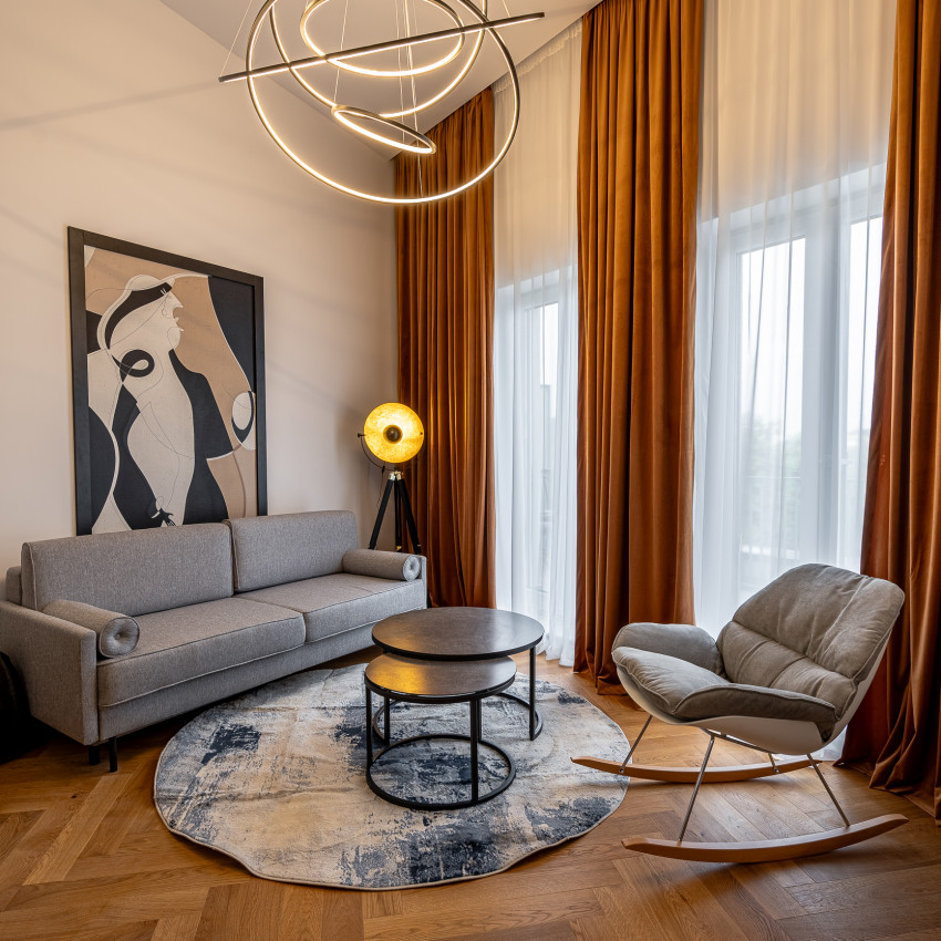 Tapet abstract modern cu siluete feminine, în nuanțe de albastru, negru și bej.
