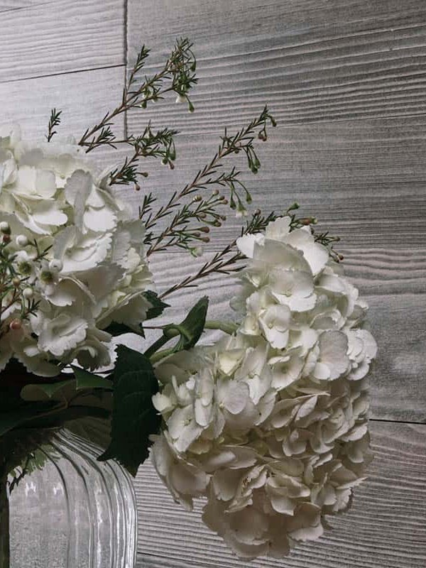 Cum înviorezi livingul cu un perete decorativ din lemn. Proiect DIY