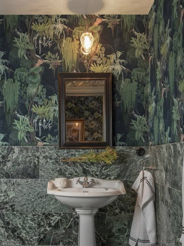 Băi amenajate cu tapet. 5 idei cool pentru un decor original