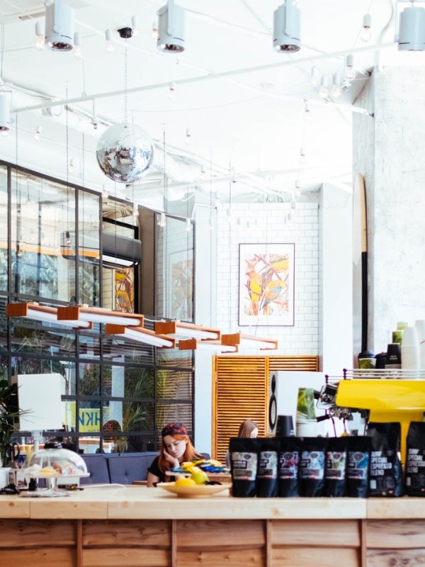 Designul interior pentru o cafenea. Ce alegem pentru decorul pereților