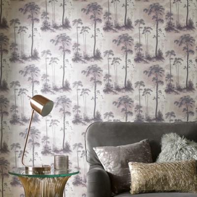 Tapet Prior Park cu un design modern, cu o nuanta de roz pudrat, cu imprimeu arbore, ideal pentru living, dormitor sau hol.