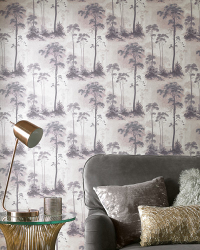Tapet Prior Park cu un design modern, cu o nuanta de roz pudrat, cu imprimeu arbore, ideal pentru living, dormitor sau hol.