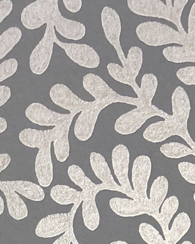 Tapet Duck Egg Blue Luxury Leaf cu model de frunze argintii pe un fundal albastru pastelat