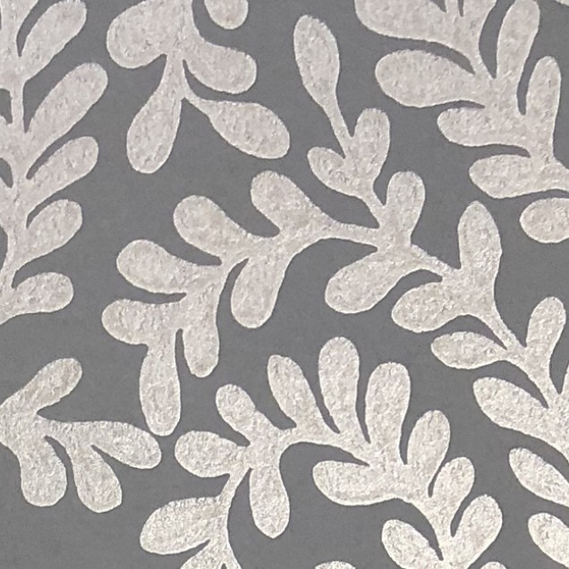 Tapet Duck Egg Blue Luxury Leaf cu model de frunze argintii pe un fundal albastru pastelat