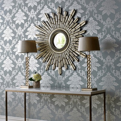 Tapet Damasc luxos, în nuanța albastru deschis de ouă de rață, cu un design clasic și elegant, perfect pentru a adăuga o notă de rafinament camerei tale.