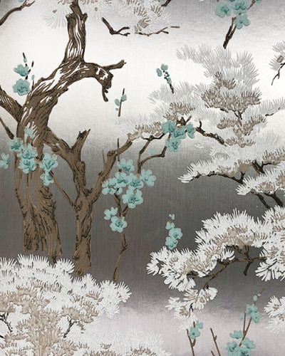 Tapet cu design Chinoiserie elegant, copaci si flori pe fond argintiu metalic