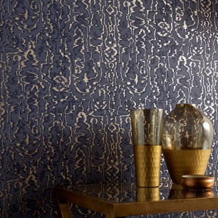 Tapet 1838 Wallcoverings 1838-1602-105-06. Conține culorile: Gri, Gri Grafit, Gri, Gri Pietricică