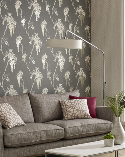 Tapet Leonora, Gri Lux Floral, cu un design floral delicat, în tonuri de gri, cu o textură florală.