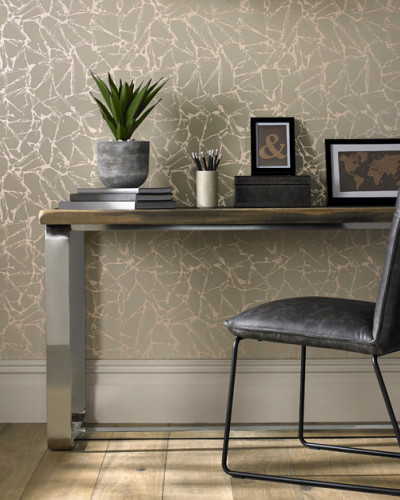 Tapet geometric cu accente metalice aurii, cu un finisaj lucios, perfect pentru a adăuga eleganță și rafinament oricărei încăperi.