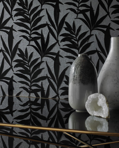 Tapet Verdi Ebony Black Luxury Flock, cu aspect de catifea, cu un design elegant si modern, cu frunze negre pe un fundal gri antracit.