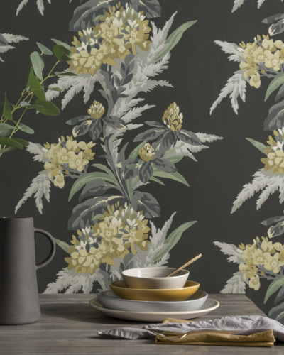 Tapet floral cu flori galbene și verzi delicate pe fond negru. Design modern și luxos.