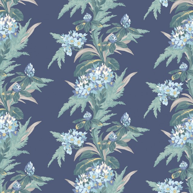Tapet floral albastru cu flori luxuriante pe un fundal albastru închis.