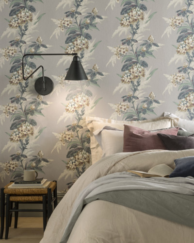 Tapet floral de lux Aurora Mist Grey, cu un design elegant și sofisticat, perfect pentru dormitoare, livinguri sau holuri.