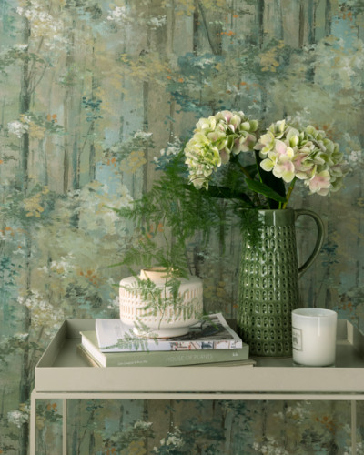 Glade Moss Green Luxury Tree - Tapet cu design de pădure în nuanțe de verde mușchi și albastru deschis.