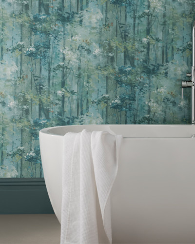 Tapet cu design elegant de copaci în tonuri de verde smarald, perfect pentru dormitoare, livinguri sau băi.