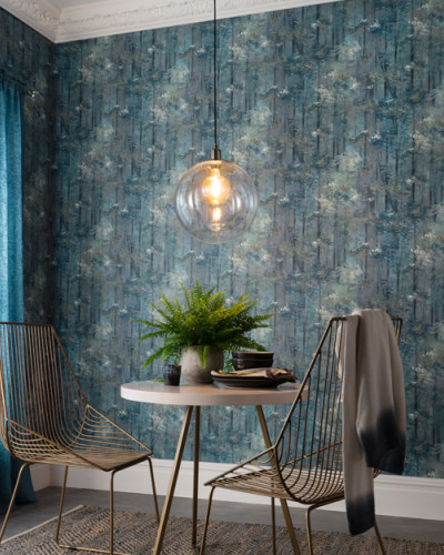 Tapet cu design unic, cu o textura bogata in nuante de albastru, cu accente de verde si gri, va crea o atmosfera relaxanta in orice incapere.