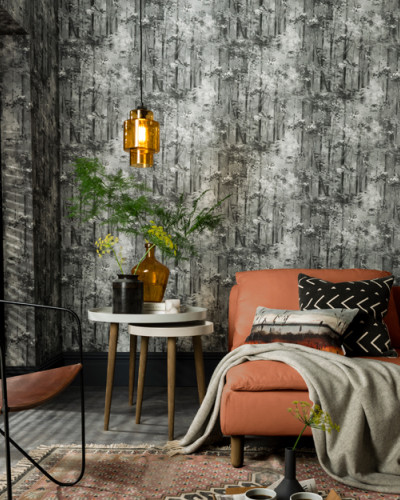 Tapet cu aspect de pădure de lux, Jet Black Luxury Tree, cu nuanțe de gri închis și accente de alb, perfect pentru un living, dormitor sau birou.