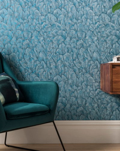 Tapet elegant cu pene de lux în nuanțe de albastru turcoaz. Textura unică și designul minimalist o fac o alegere perfectă pentru a crea un spațiu relaxant și modern.