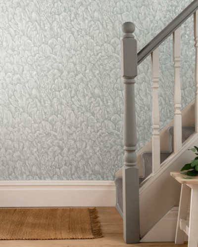 Tapet Tranquil, Mist Grey Luxury Feather cu textură luxoasă, în nuanțe delicate de gri, cu design cu pene delicate