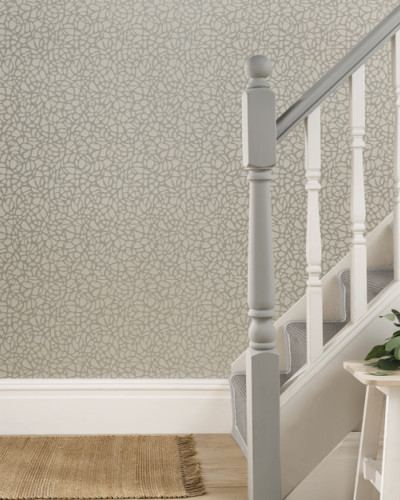 Tapet Pebble Mist Silver cu textura de pietris, in nuante de argintiu si gri, pe un perete din hol.