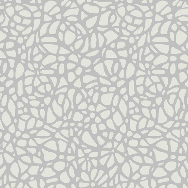 Tapet Pebble Mist Silver cu textura de pietris, in nuante de argintiu si gri, pe un perete din hol.