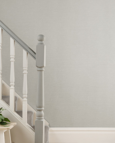 Tapet simplu, cu un design texturat discret, Raffia Mist Grey Luxury Plain, în culoarea gri moale, perfect pentru a crea un ambient relaxant și elegant.