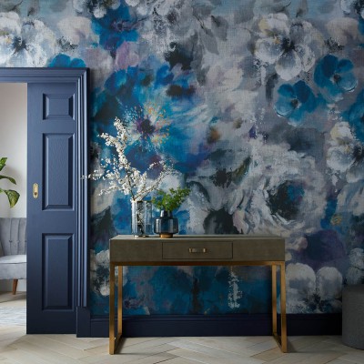 Tapet floral luxos cu nuanțe de albastru safir. Design captivant, cu flori mari și detalii delicate. Perfect pentru a crea o atmosferă sofisticată și plină de farmec.