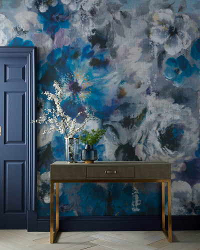Tapet floral luxos cu nuanțe de albastru safir. Design captivant, cu flori mari și detalii delicate. Perfect pentru a crea o atmosferă sofisticată și plină de farmec.