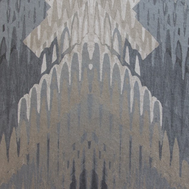 Tapet geometric cu design modern in nuante de argintiu mat si maro deschis