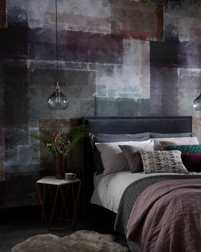 Tapet geometric modern in nuante de gri, mov, maro si alb, cu un design contemporan.