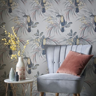Tapet cu design tropical, cu tucani gri pe fond gri deschis.