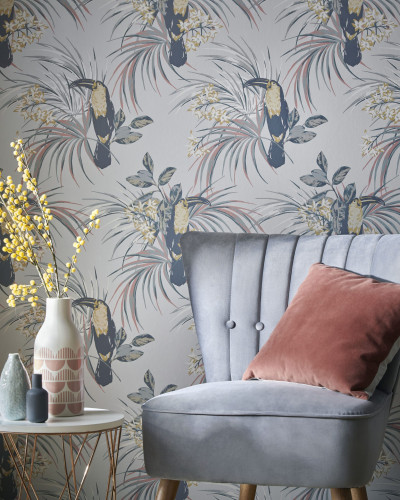 Tapet cu design tropical, cu tucani gri pe fond gri deschis.