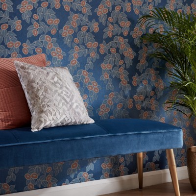 Tapet cu design floral elegant, în nuanțe de albastru închis, cu frunze luxoase și flori delicate.