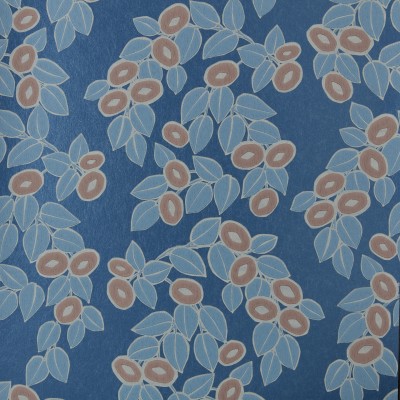 Tapet cu design floral elegant, în nuanțe de albastru închis, cu frunze luxoase și flori delicate.